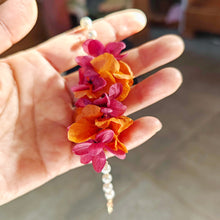 Charger l&#39;image dans la galerie, Bracelet Soléa avec fleurs stabilisées orange et fuchsia et perles nacrées

