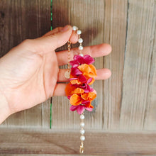 Charger l&#39;image dans la galerie, Bracelet Soléa avec fleurs stabilisées orange et fuchsia et perles nacrées
