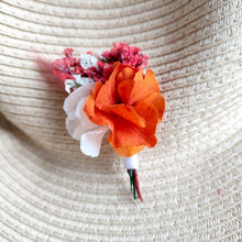 Charger l&#39;image dans la galerie, Broche florale Léna épinglée sur un chapeau en paille, avec des fleurs stabilisées orange, blanc et rouge.

