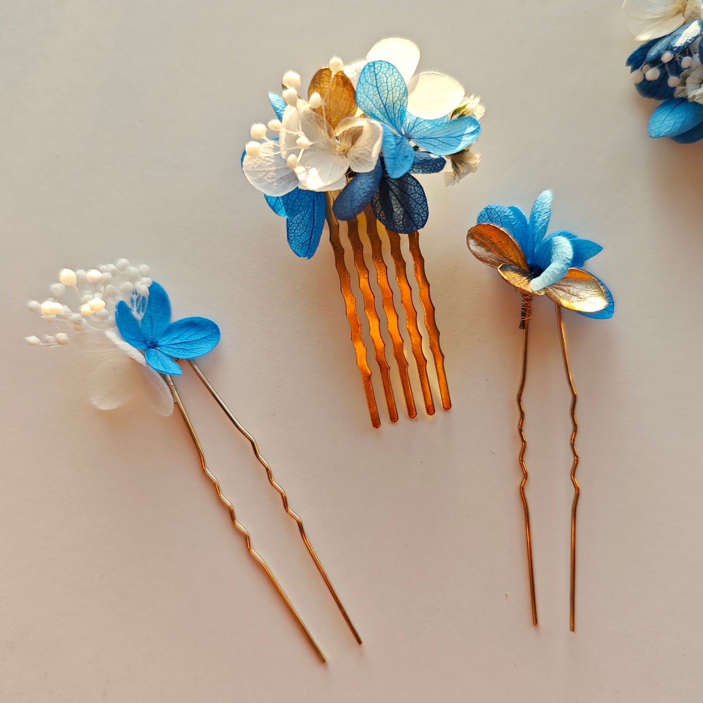 Set de trois accessoires cheveux floraux bleu, blanc et or, collection Léonie