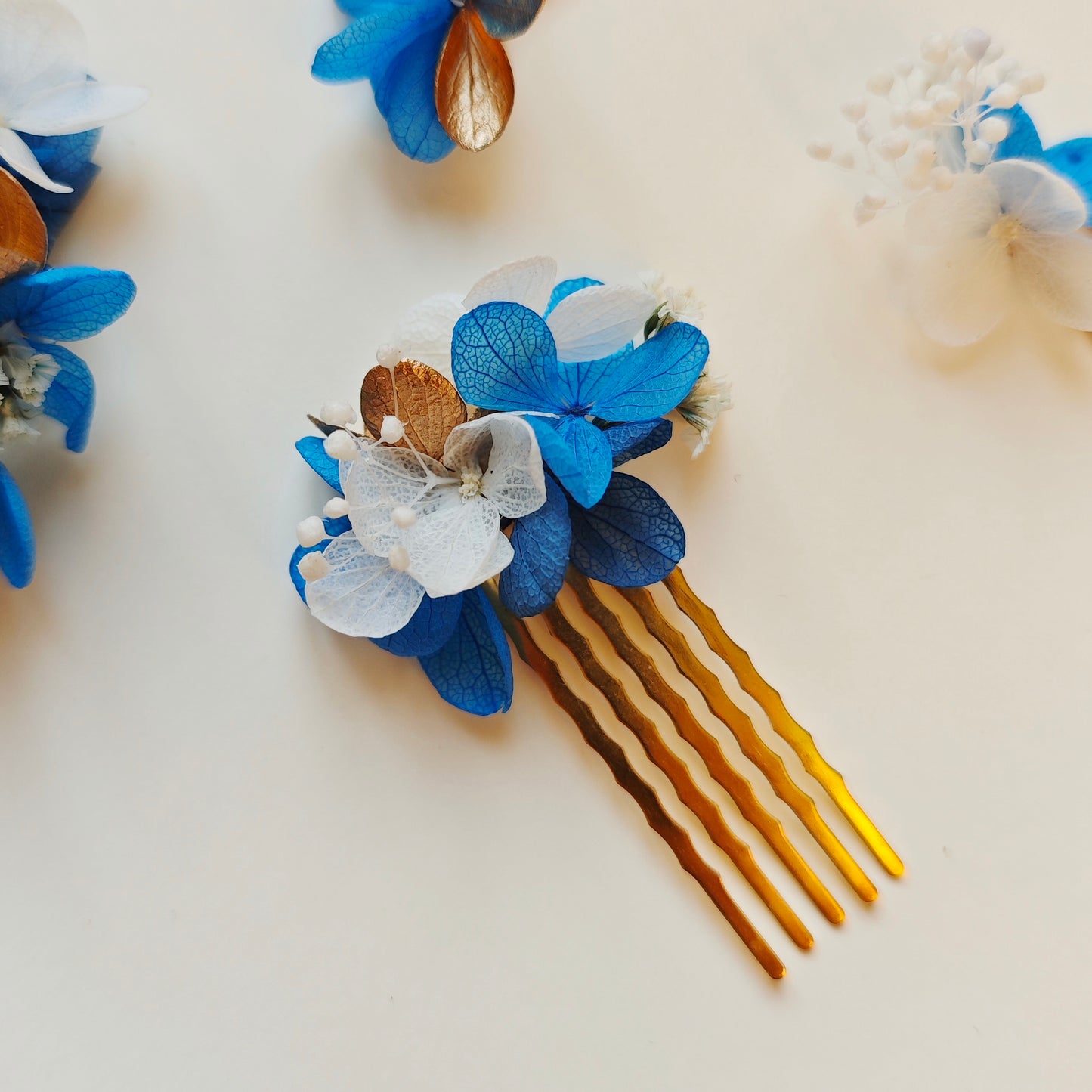 Accessoire cheveux artisanal en fleurs éternelles, parfait pour les occasions spéciales