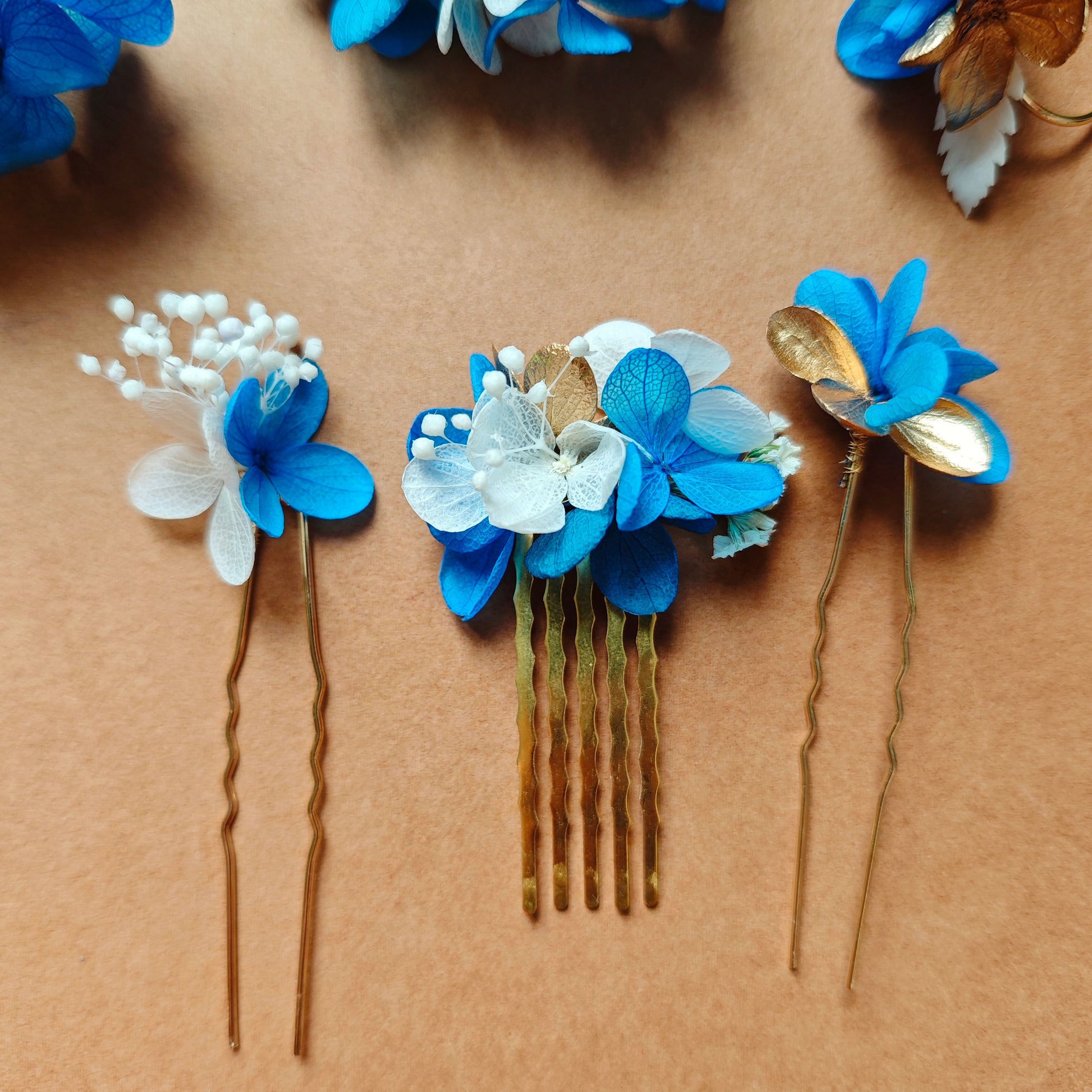 Trois épingles à cheveux avec fleurs séchées, idéales pour sublimer les coiffures de cérémonie