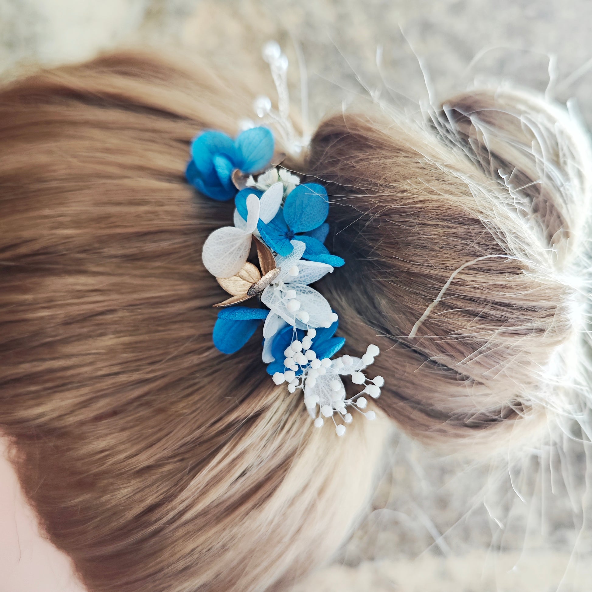 Accessoire cheveux artisanal en fleurs éternelles, parfait pour les occasions spéciales