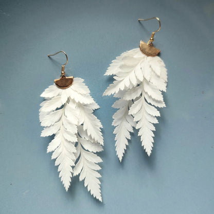 Boucles d'oreilles en fougère stabilisées et séchées, fabriquées à partir de feuilles naturelles, avec des attaches en métal doré.