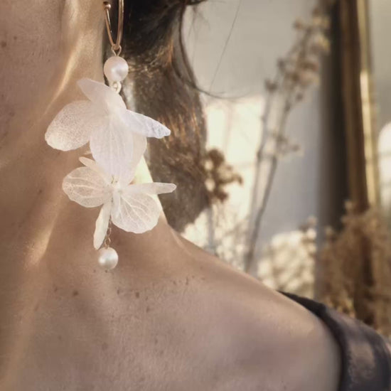 Vidéo des boucles d'oreilles Albane Duo en fleurs stabilisées et perles d'eau douce