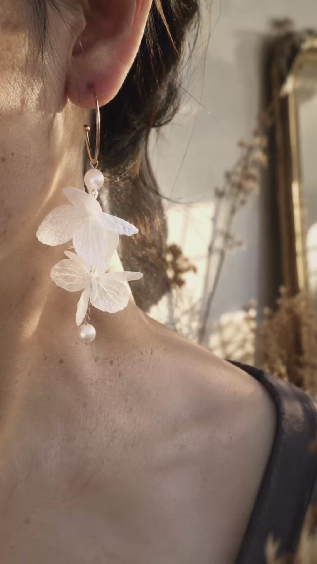 Vidéo des boucles d'oreilles Albane Duo en fleurs stabilisées et perles d'eau douce