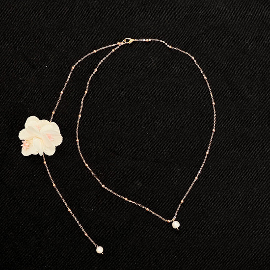 video de collier en fleurs stablisees blanches avec perls