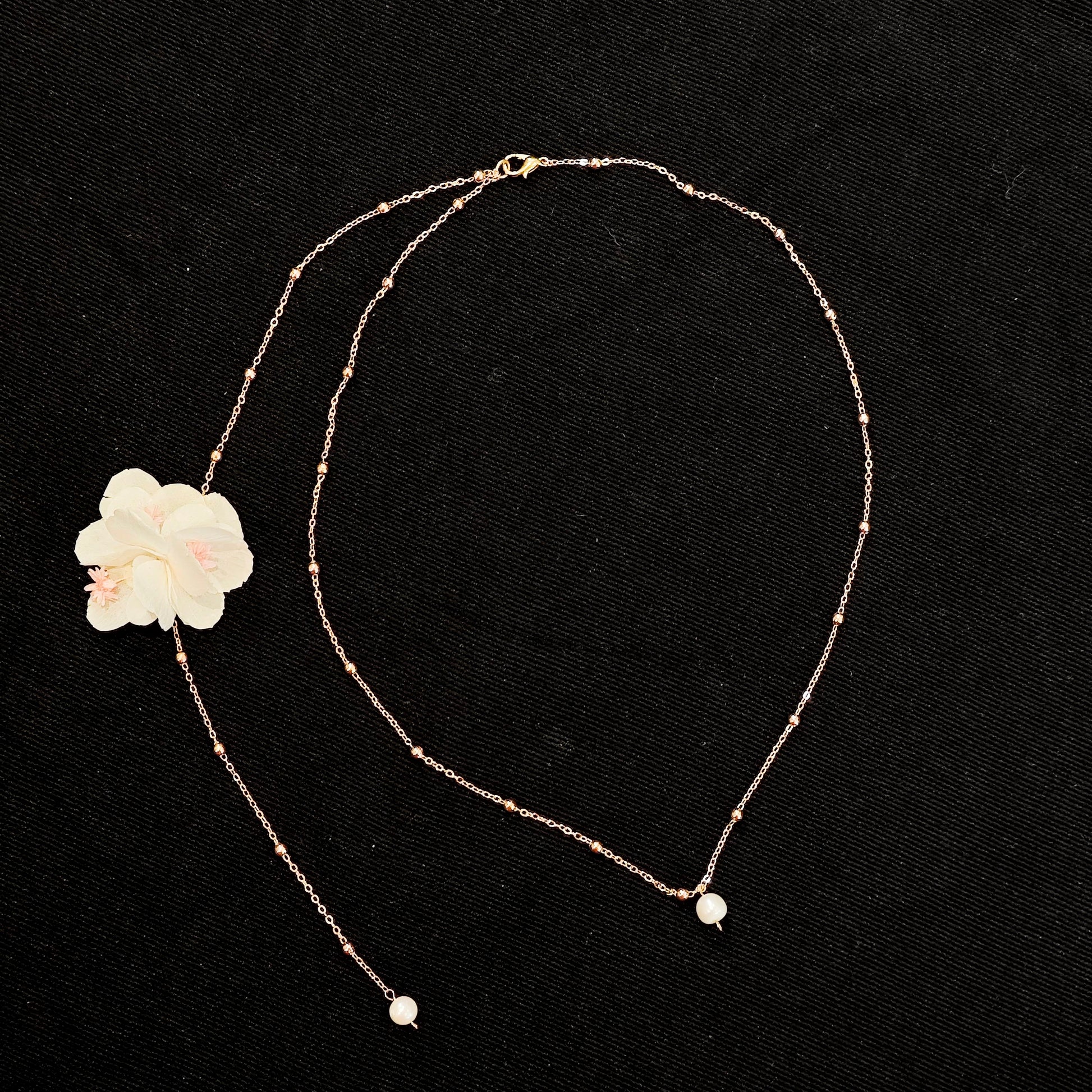 video de collier en fleurs stablisees blanches avec perls