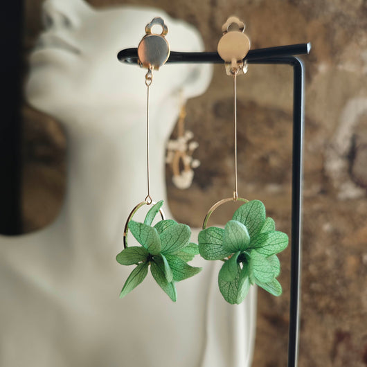 Vidéo montrant les boucles d’oreilles Floréole vert profond portées, avec mise en valeur du volume, du mouvement et de l’éclat des fleurs stabilisées.