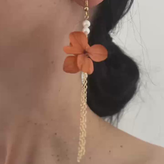Détail des boucles d'oreilles Azélie Orange en fleurs d'hortensia stabilisées