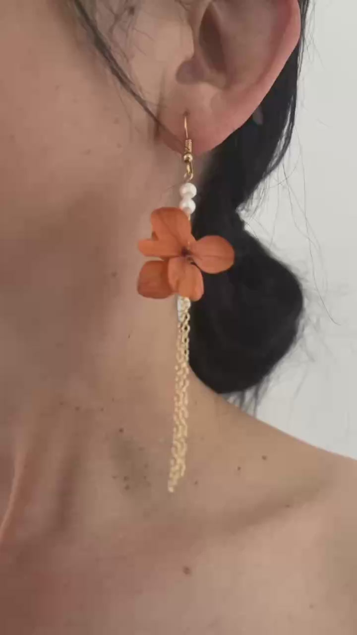 Détail des boucles d'oreilles Azélie Orange en fleurs d'hortensia stabilisées