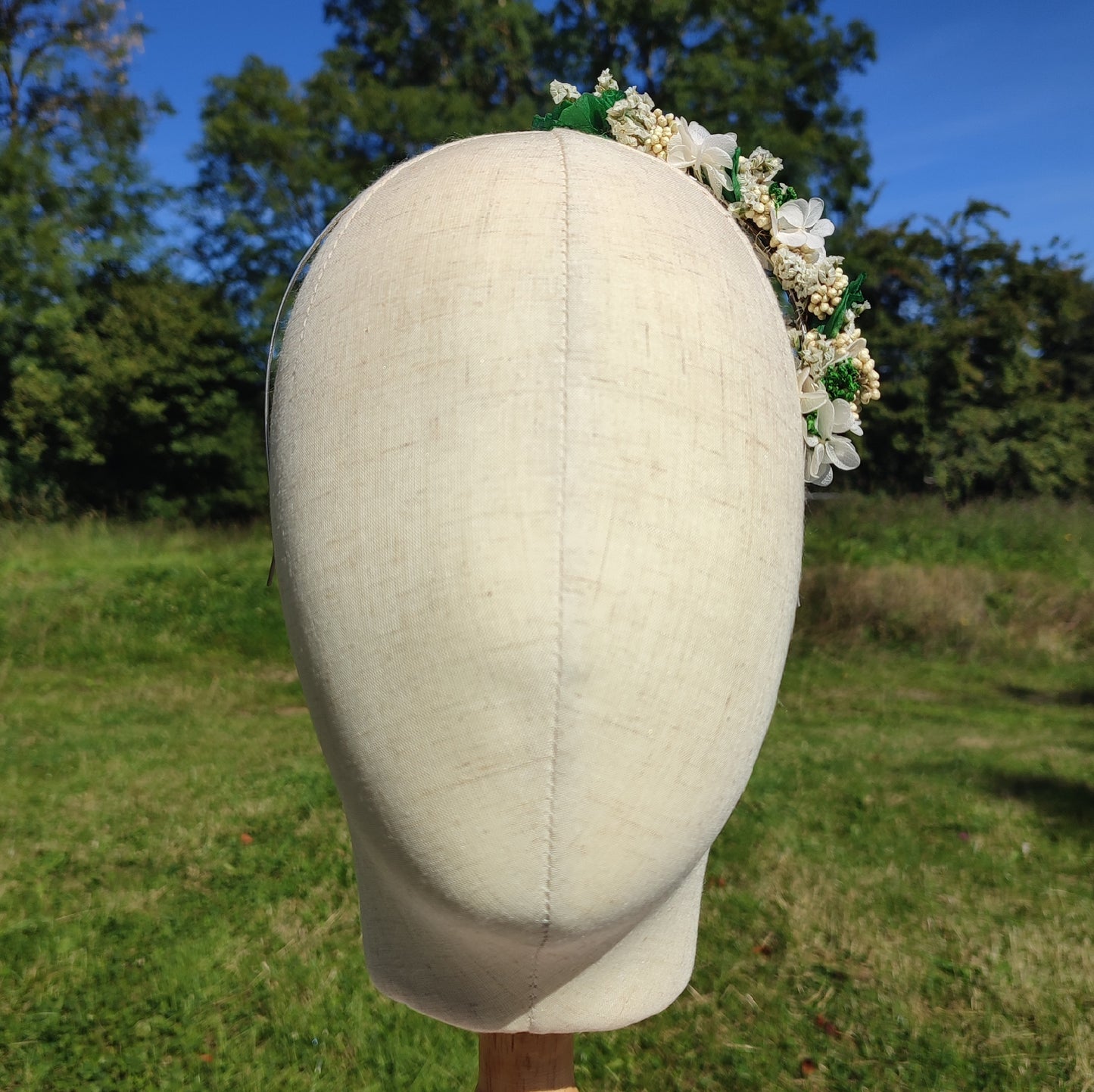 Serre-tête floral Quatre Saisons, Été, avec fleurs stabilisées rouge et blanc.