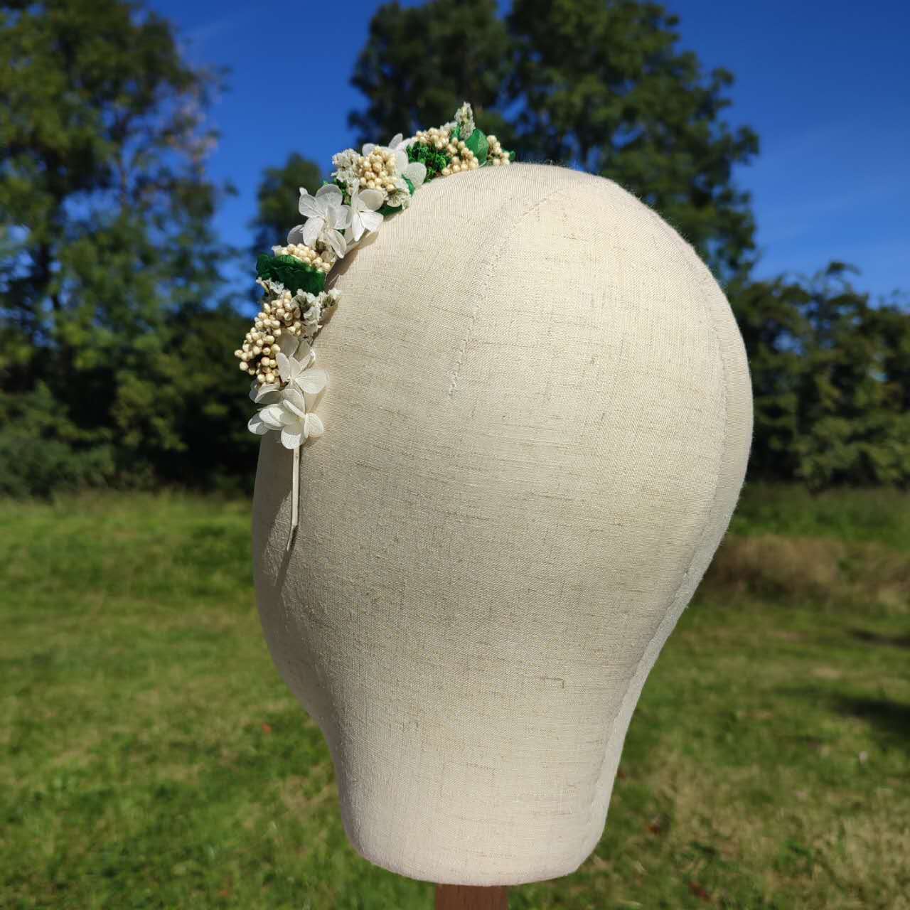 Serre-tête floral Quatre Saisons, Été, avec fleurs stabilisées rouge et blanc.