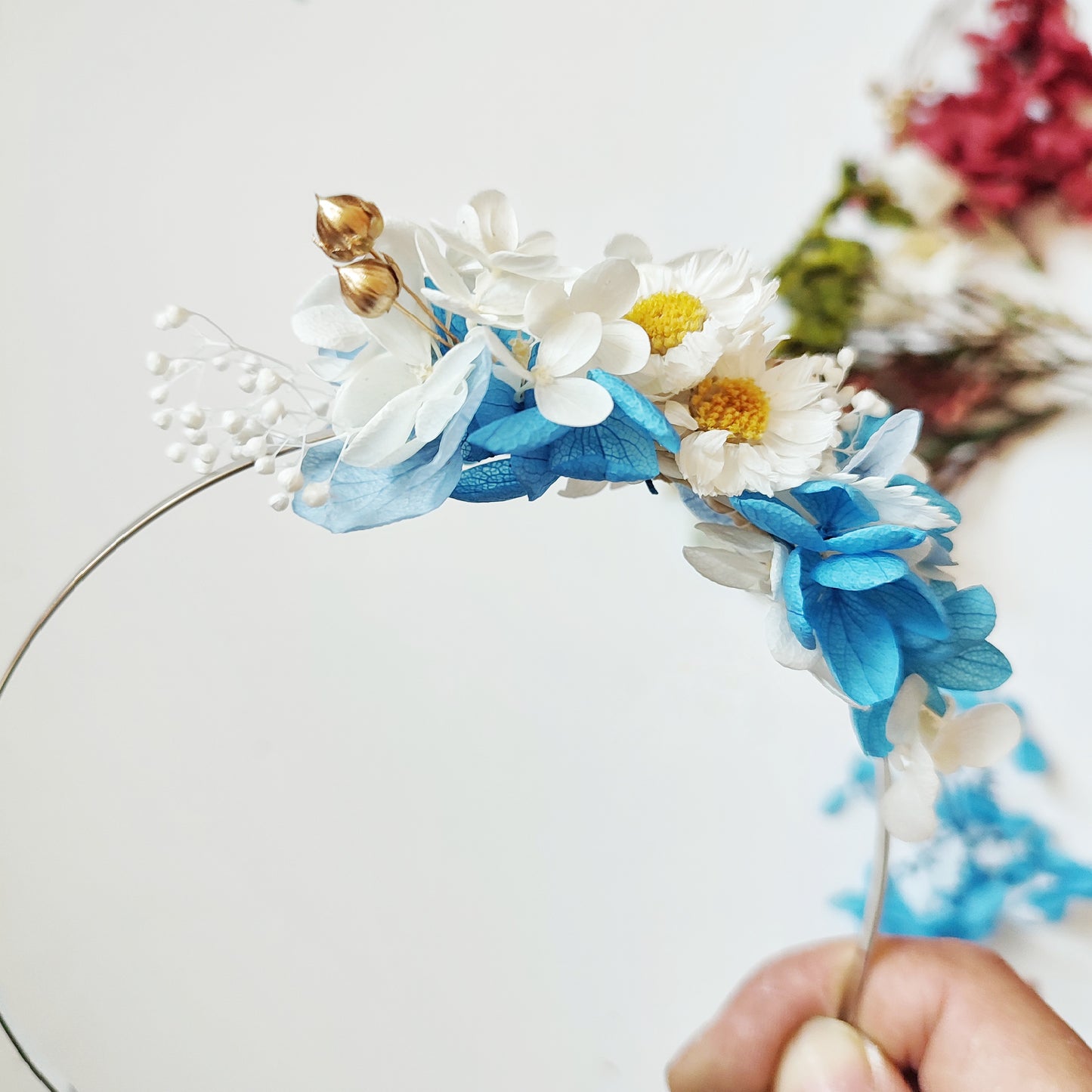 Serre-tête floral Quatre Saisons, Hiver, avec fleurs stabilisées bleu et blanc.