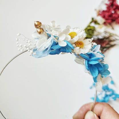 Serre-tête floral Quatre Saisons, Hiver, avec fleurs stabilisées bleu et blanc.