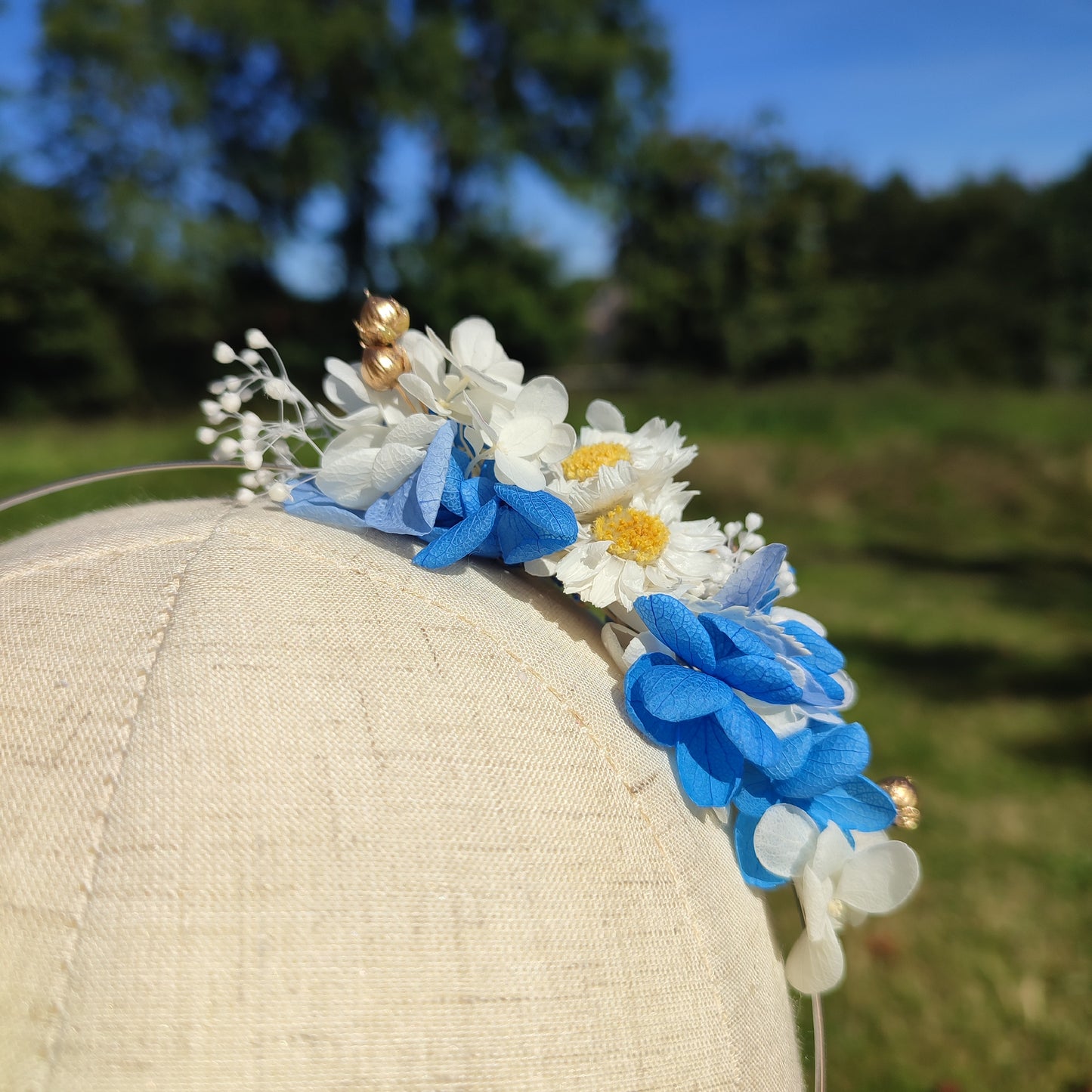 Serre-tête floral Quatre Saisons, Hiver, avec fleurs stabilisées bleu et blanc.