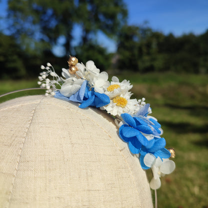 Serre-tête floral Quatre Saisons, Hiver, avec fleurs stabilisées bleu et blanc.