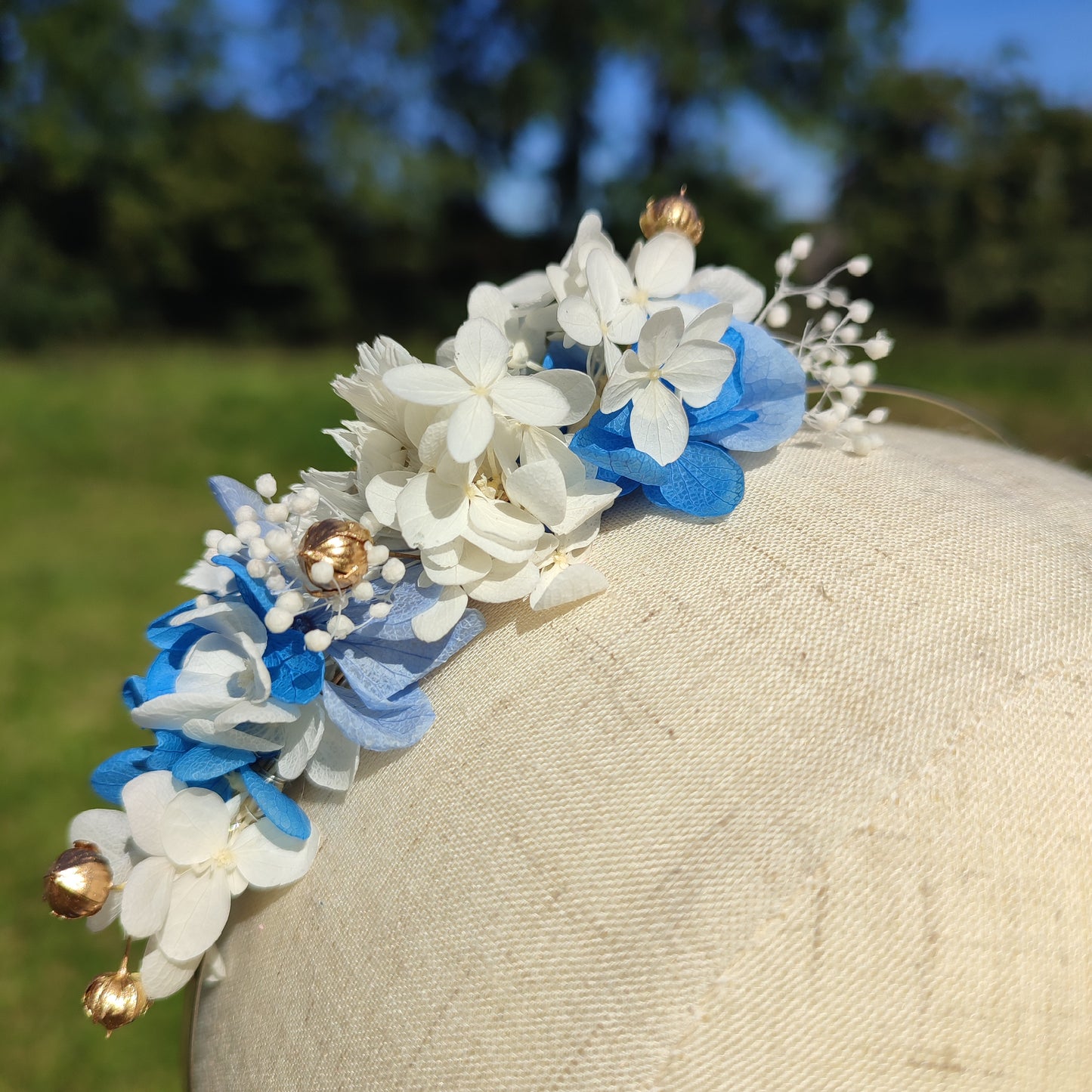 Serre-tête floral Quatre Saisons, Hiver, avec fleurs stabilisées bleu et blanc.