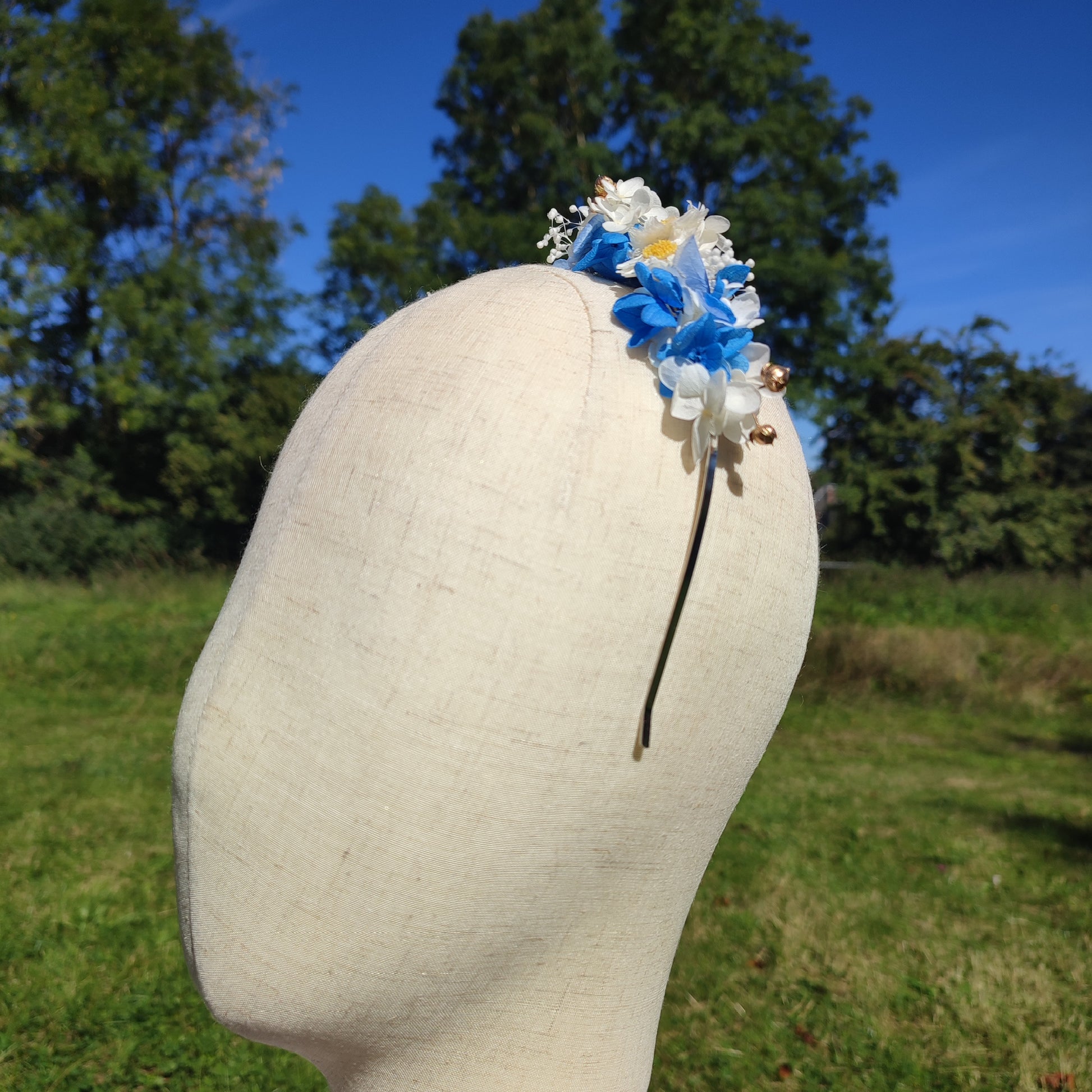 Serre-tête floral Quatre Saisons, Hiver, avec fleurs stabilisées bleu et blanc.