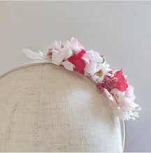Charger l&#39;image dans la galerie, Serre-tête floral Quatre Saisons, Printemps, avec fleurs stabilisées rose et blanc.
