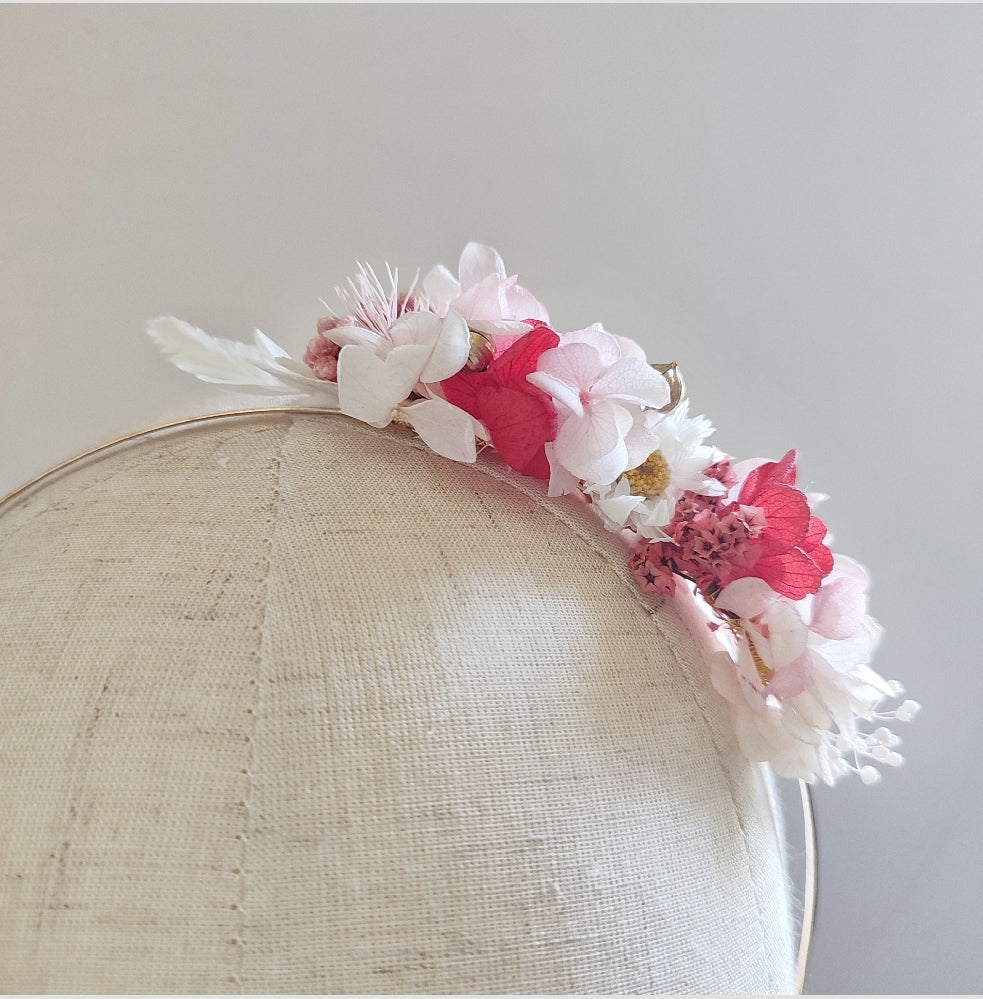 Serre-tête floral Quatre Saisons, Printemps, avec fleurs stabilisées rose et blanc.