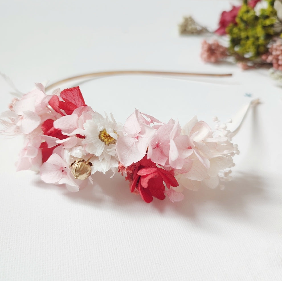 Serre-tête floral Quatre Saisons, Printemps, avec fleurs stabilisées rose et blanc.