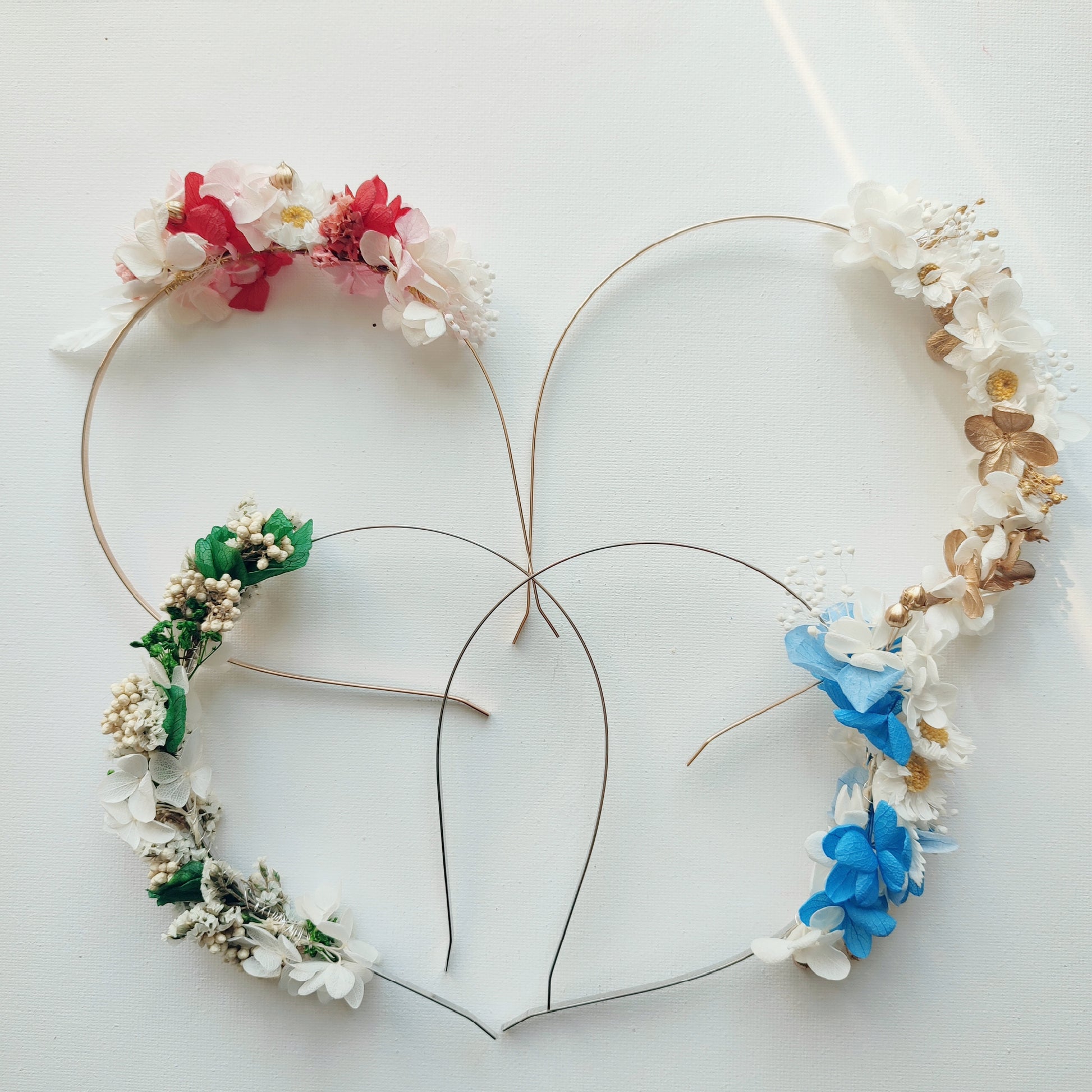 Collection de serre-têtes floraux Quatre Saisons, montrant les quatre couleurs inspirées des saisons : Printemps, Été, Automne, Hiver.