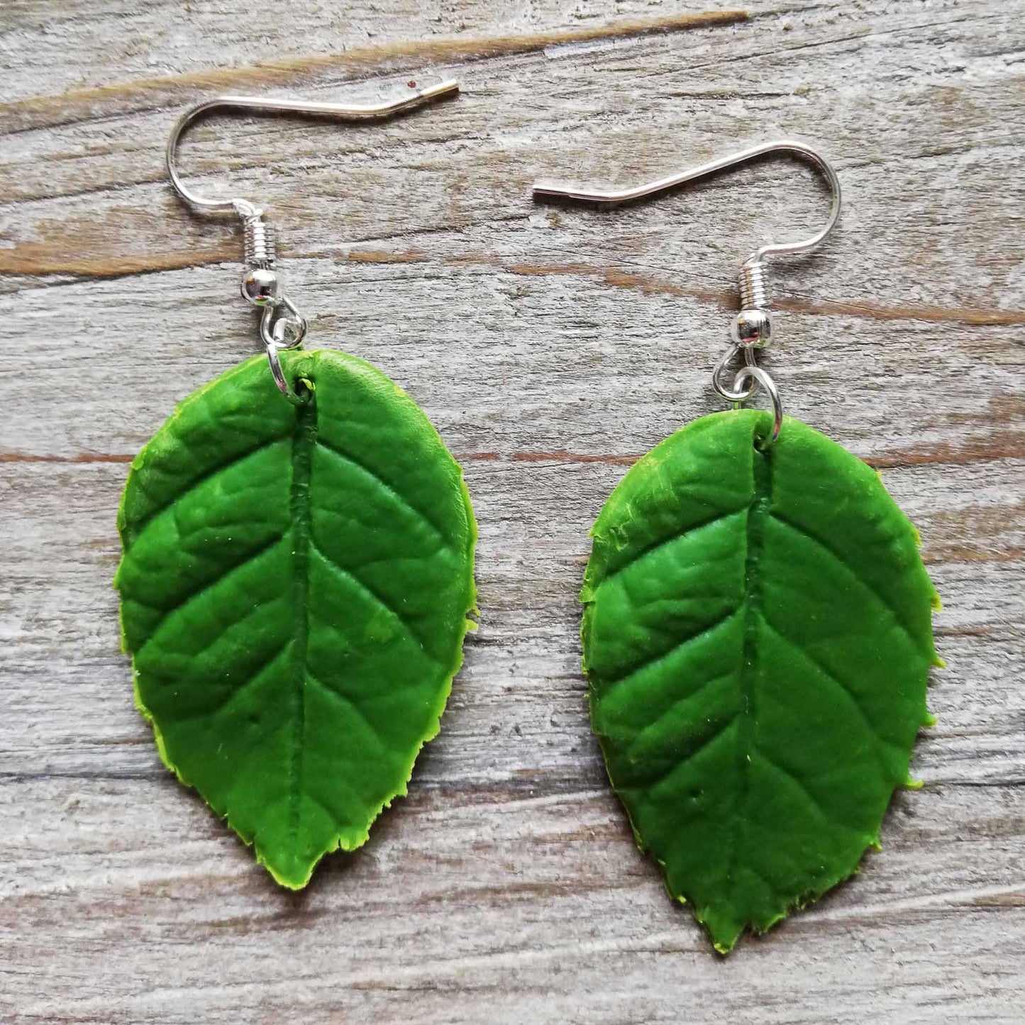 Boucles d’oreilles de feuilles de roses