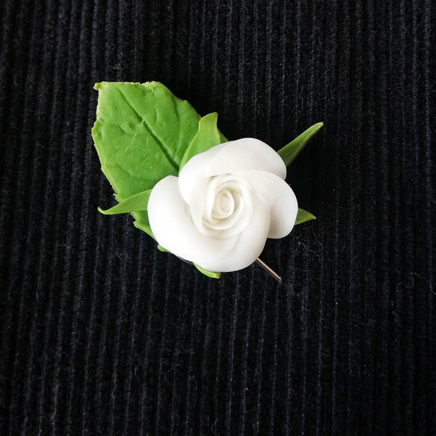 Boutonniere de fleur blanche rose