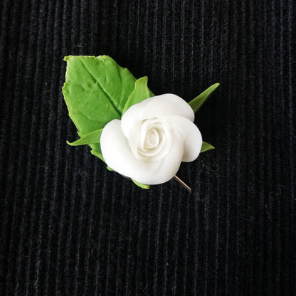 Boutonniere de fleur blanche rose