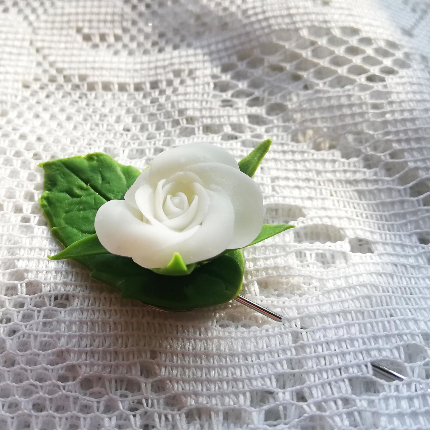 Boutonniere de fleur blanche rose