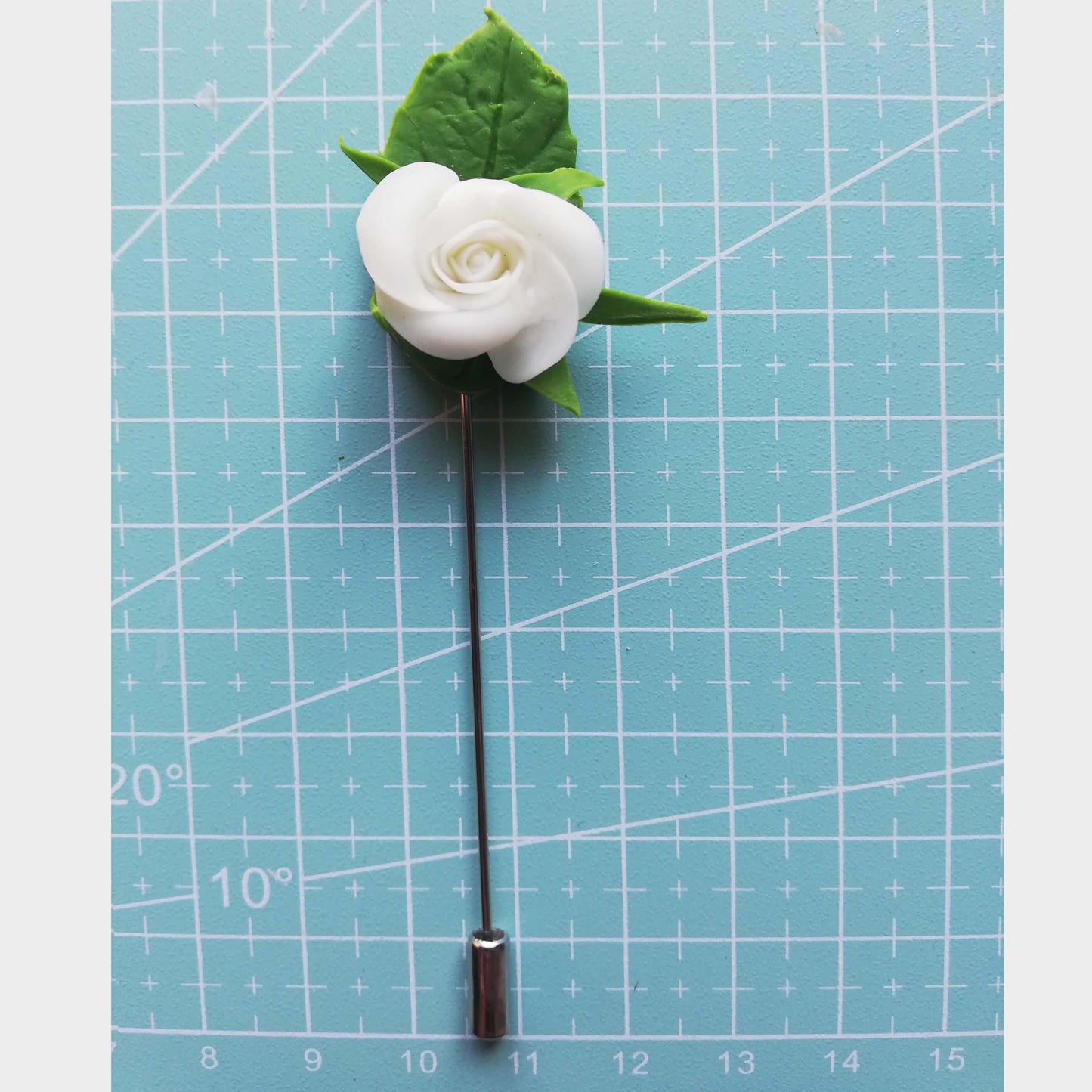 Boutonniere de fleur blanche rose