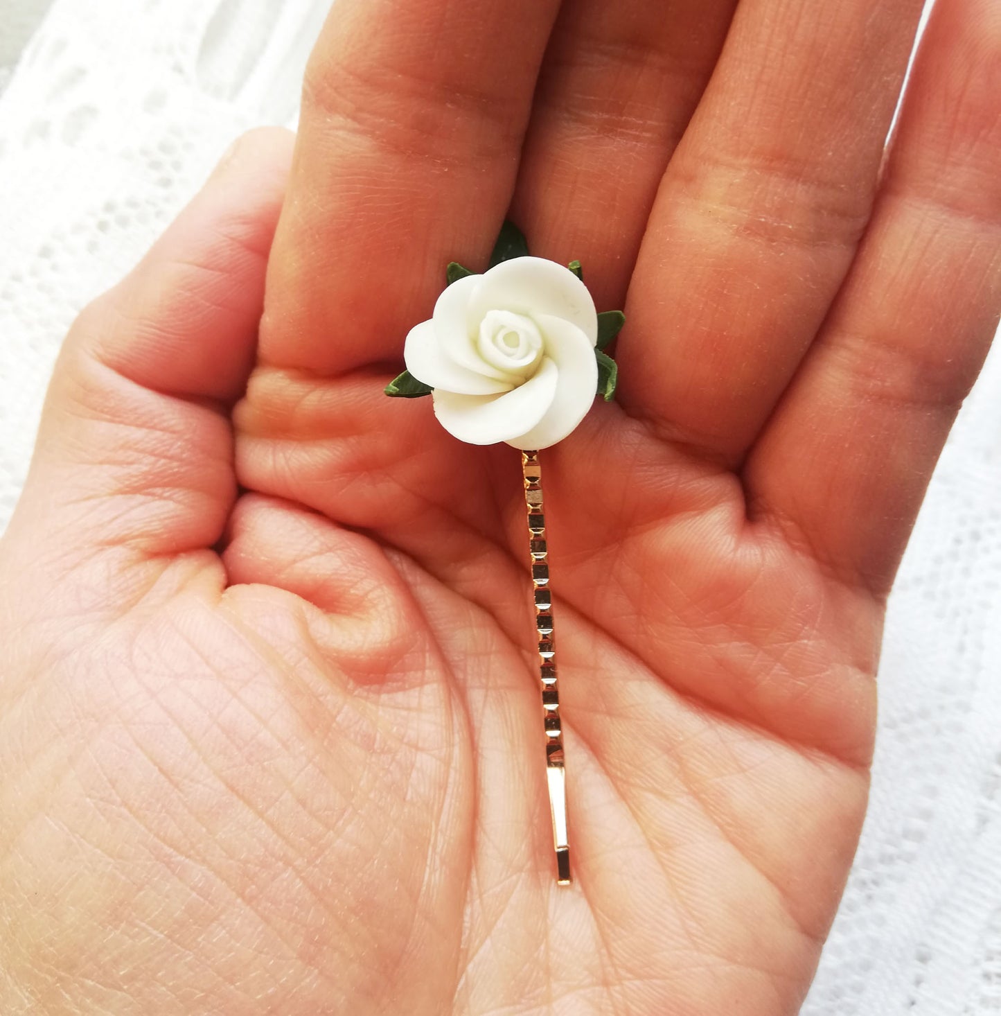 épingle à cheveux blanc, Épinglette de rose