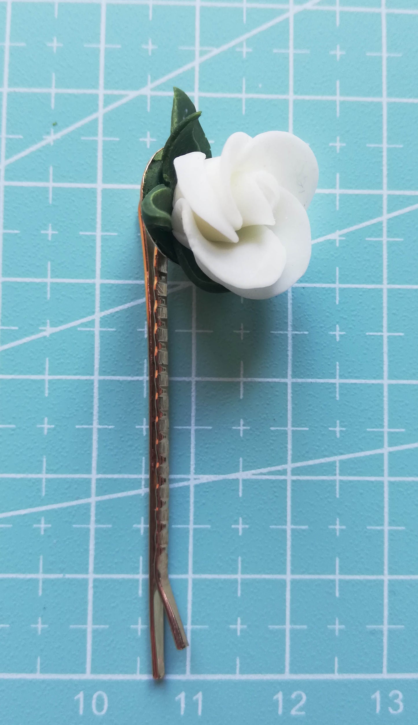 épingle à cheveux blanc, Épinglette de rose