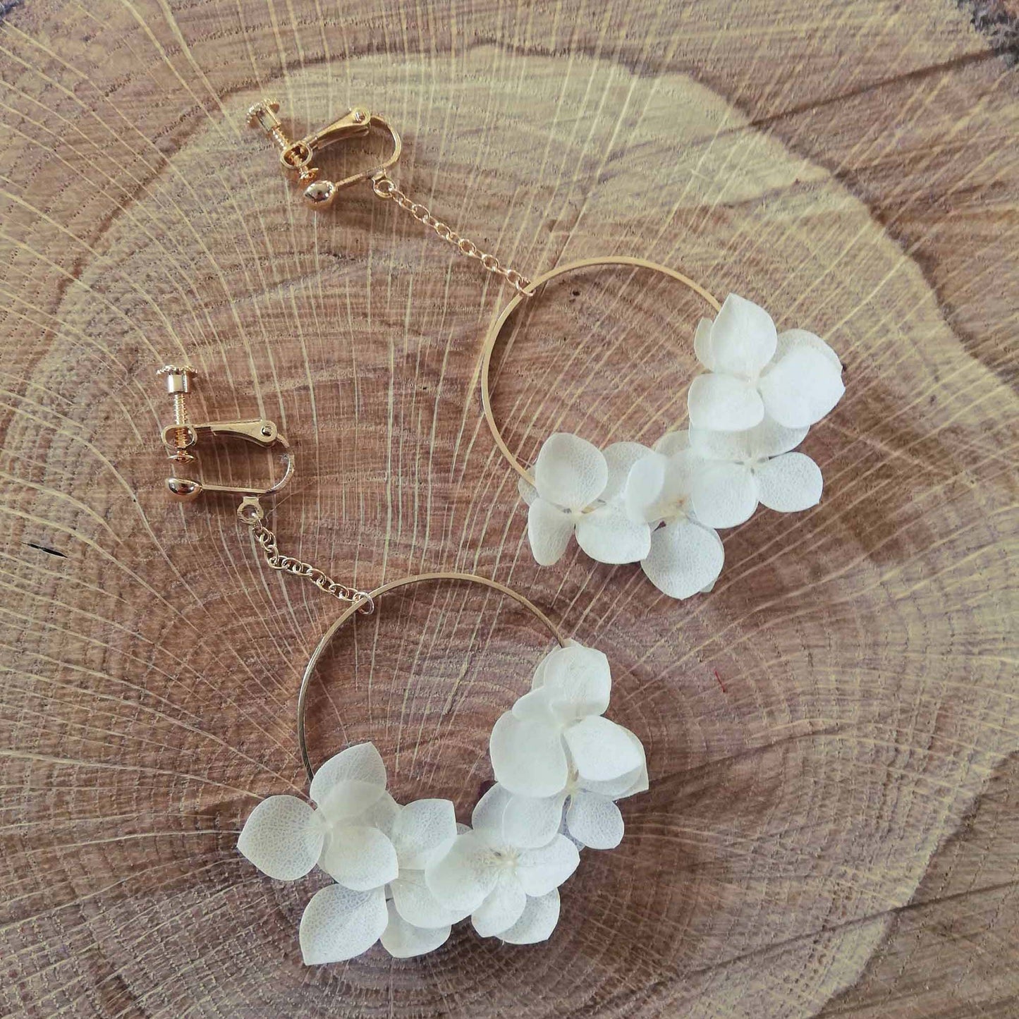 Boucles d’oreilles en fleurs stabilisées clips à vis, hortensia blanc naturel