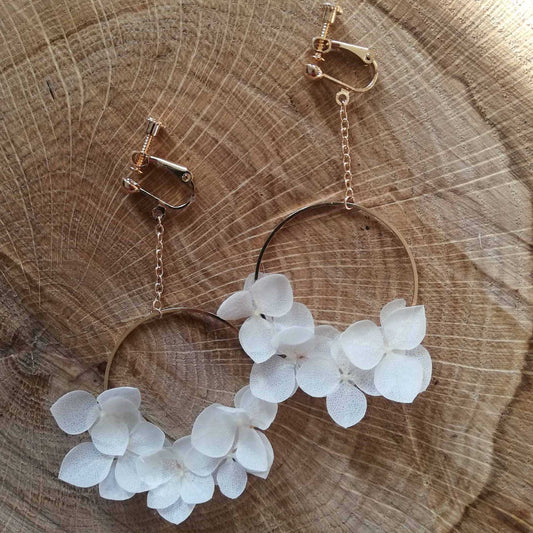 Boucles d’oreilles en fleurs stabilisées clips à vis, hortensia blanc naturel