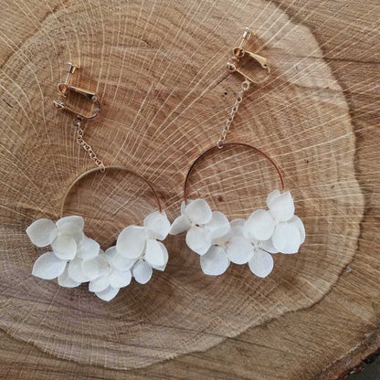 Boucles d’oreilles en fleurs stabilisées clips à vis, hortensia blanc naturel