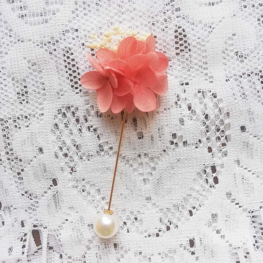 Boutonnière en fleurs naturelles d'hortensia stabilisé