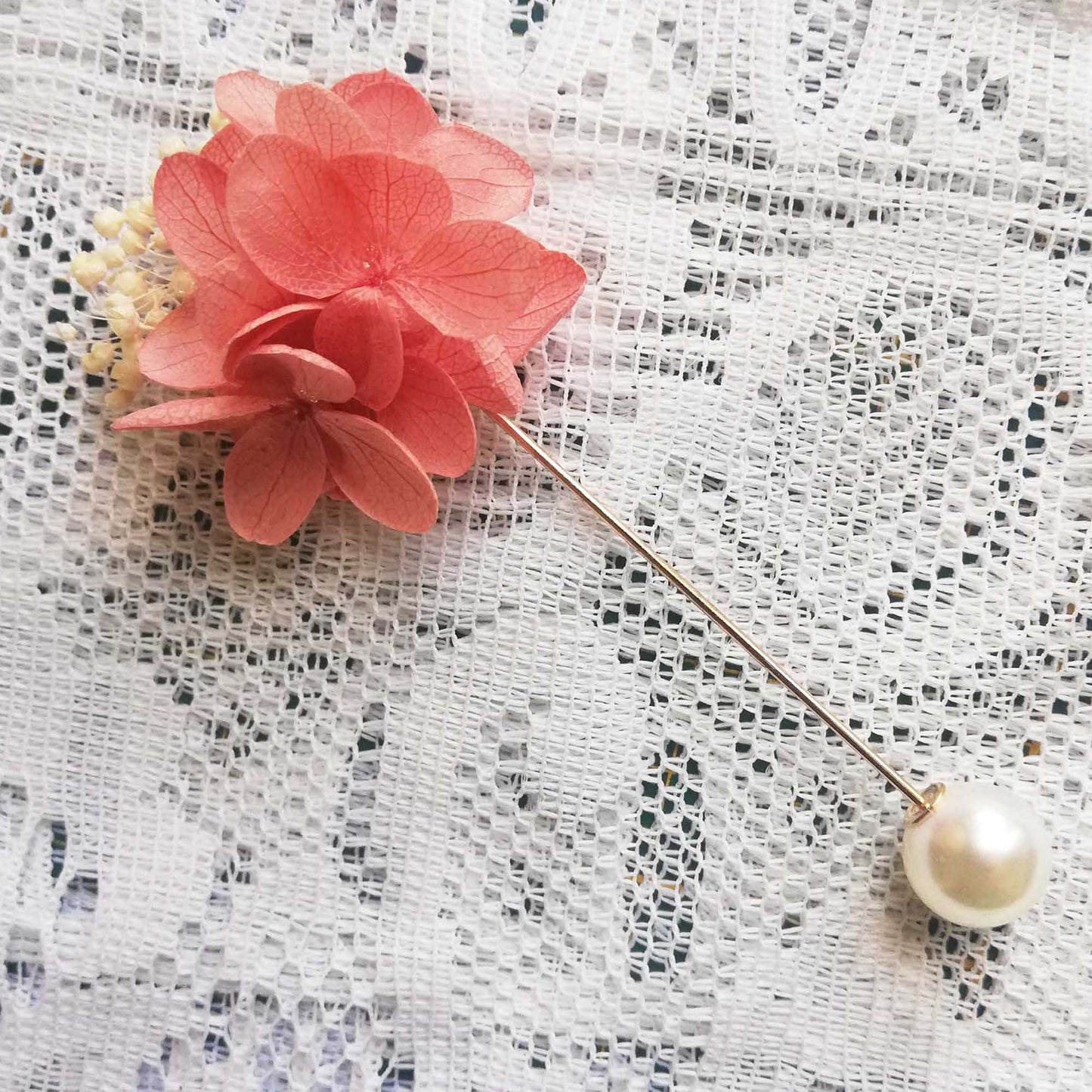 Boutonnière en fleurs naturelles d'hortensia stabilisé