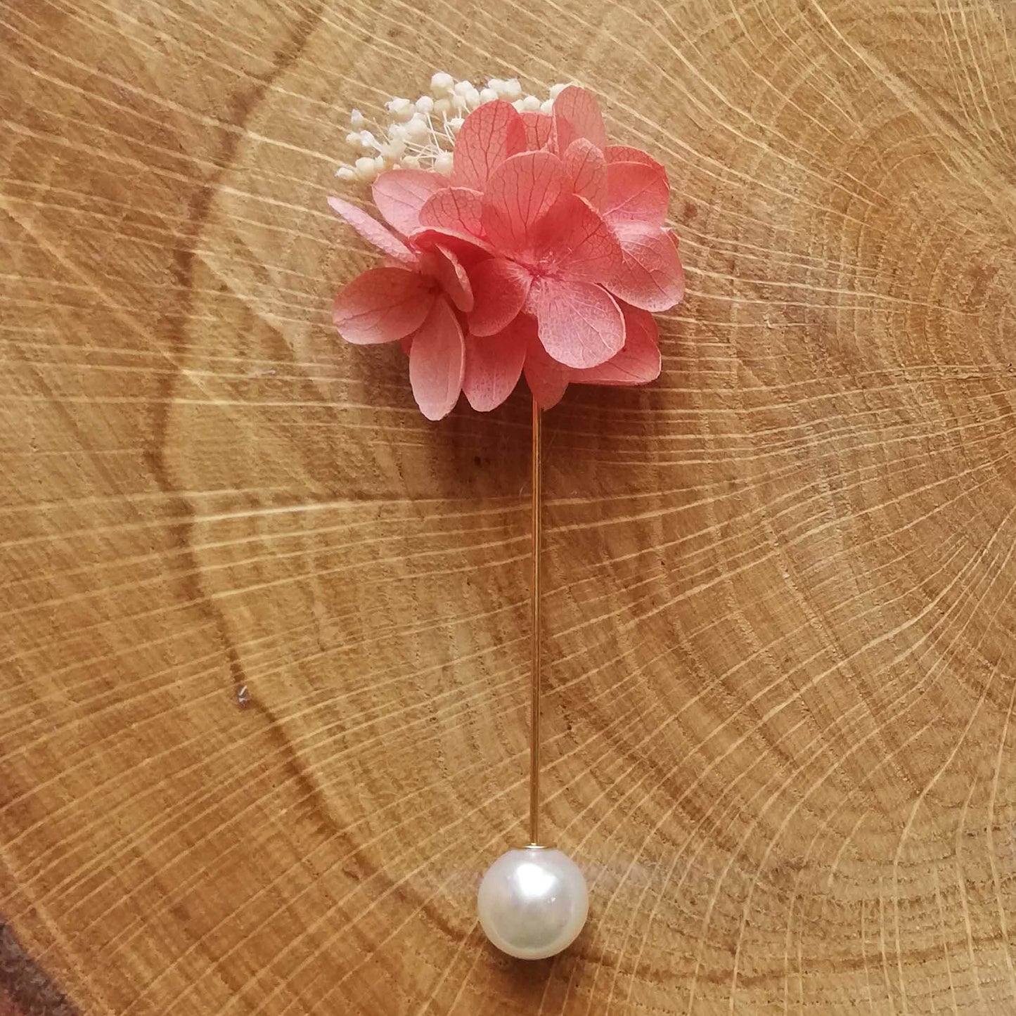 Boutonnière en fleurs naturelles d'hortensia stabilisé
