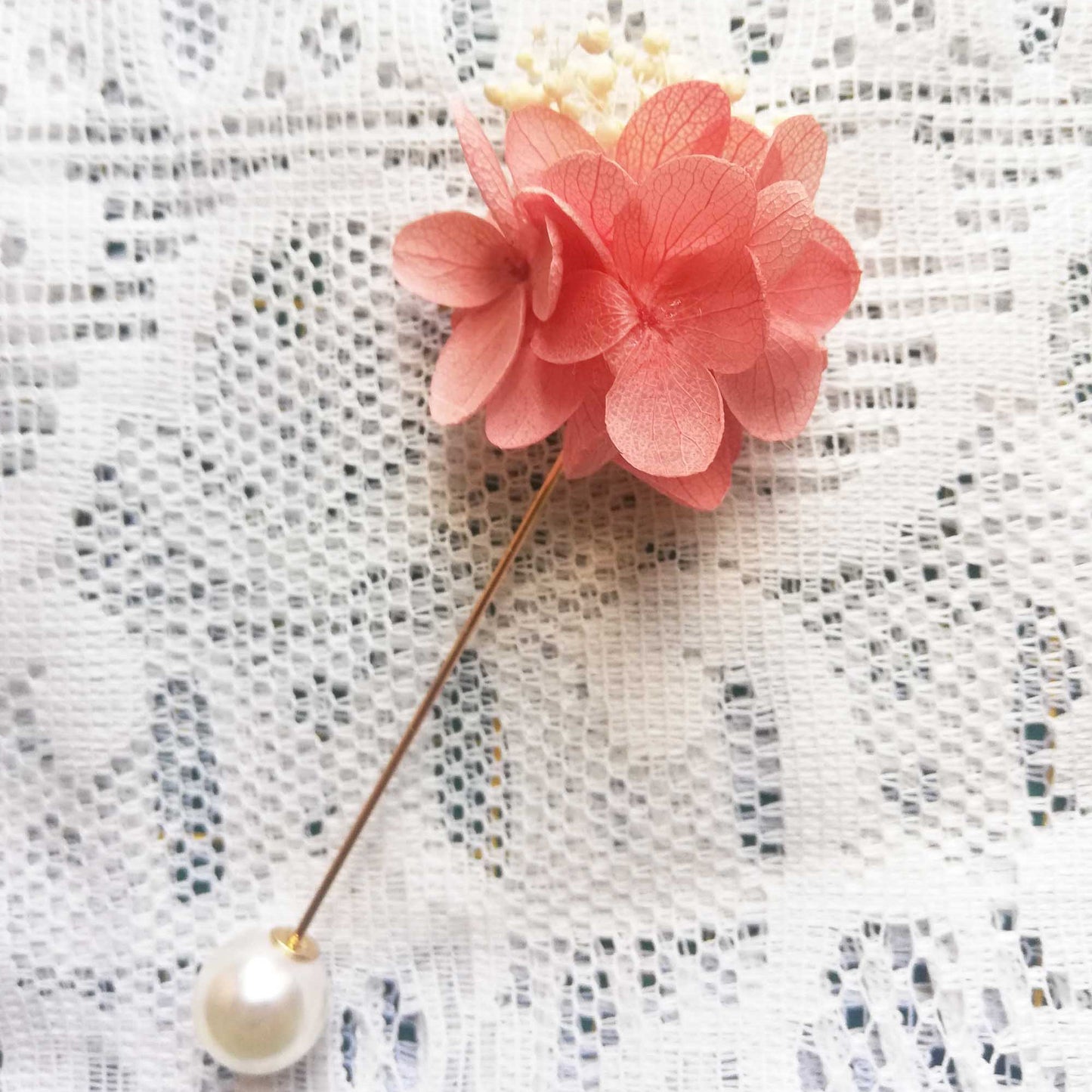 Boutonnière en fleurs naturelles d'hortensia stabilisé