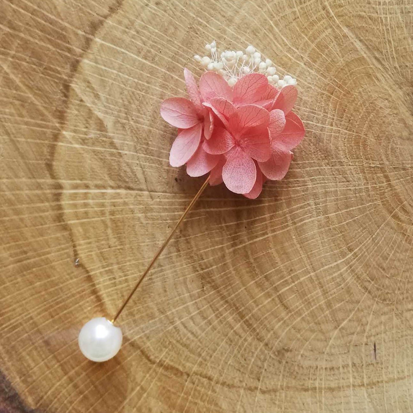 Boutonnière en fleurs naturelles d'hortensia stabilisé