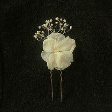 Charger l&#39;image dans la galerie, Epingle blanc à cheveux fleurs stabilisées
