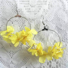 Charger l&#39;image dans la galerie, Boucle d&#39;oreilles fleurs stabilisées jaune
