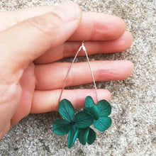Charger l&#39;image dans la galerie, Boucles d&#39;oreille en fleurs stabilisées, hortensia naturel, couleur vert
