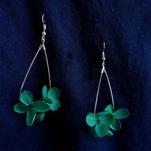 Charger l&#39;image dans la galerie, Boucles d&#39;oreille en fleurs stabilisées, hortensia naturel, couleur vert
