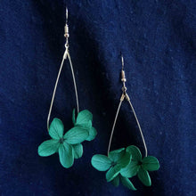 Charger l&#39;image dans la galerie, Boucles d&#39;oreille en fleurs stabilisées, hortensia naturel, couleur vert
