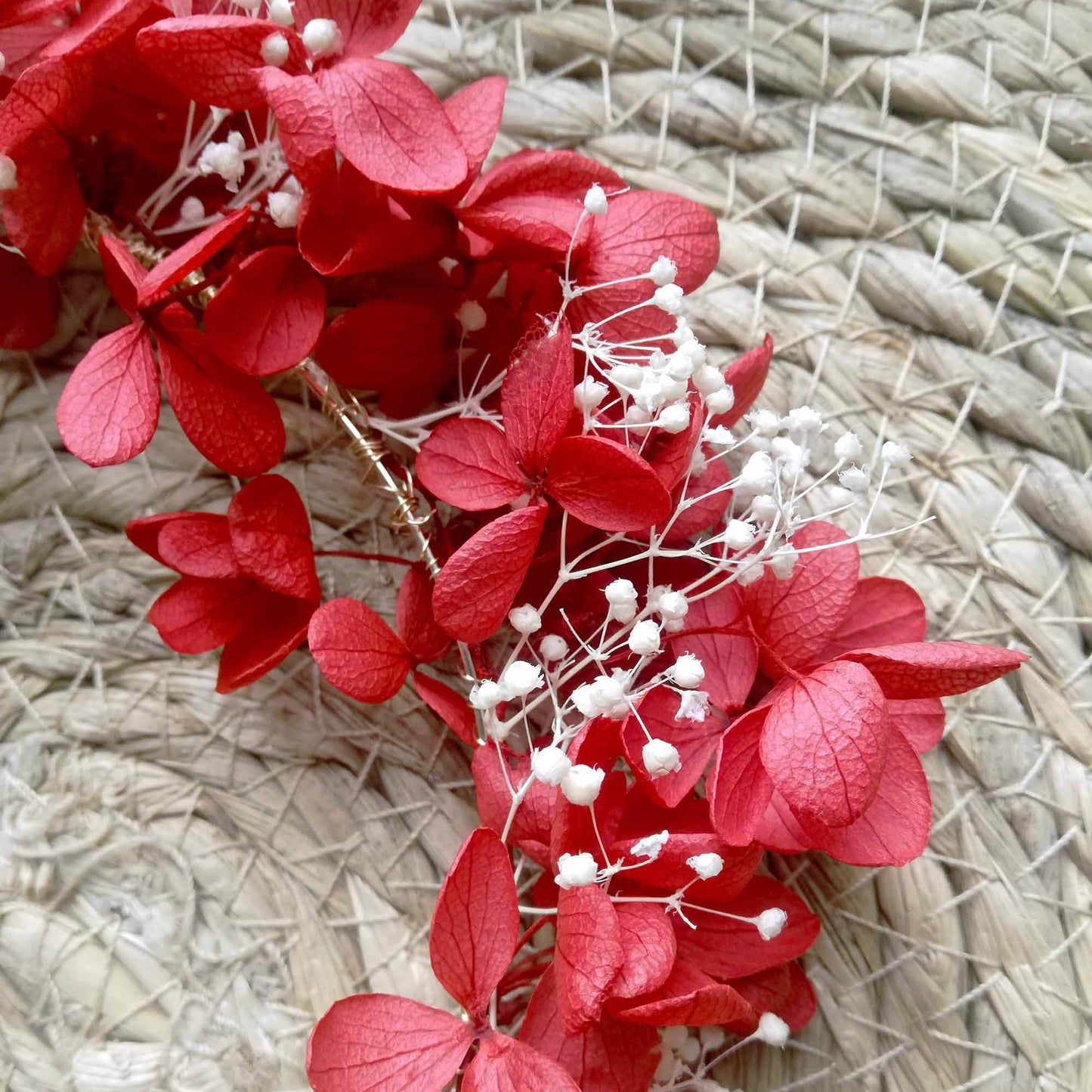 Couronne de fleurs stabilisées rouges pour demoiselles