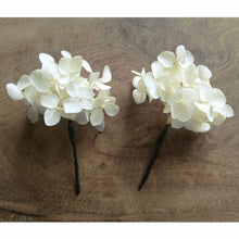 Charger l&#39;image dans la galerie, Pic en fleurs naturelles d&#39;hortensia,  Pin de fleur, épingle à cheveux fleurs stabilisées, Épinglette de fleurs blanches séchées mariage
