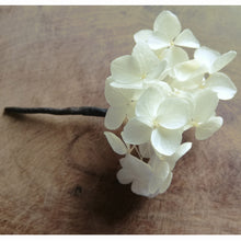 Charger l&#39;image dans la galerie, Pic en fleurs naturelles d&#39;hortensia,  Pin de fleur, épingle à cheveux fleurs stabilisées, Épinglette de fleurs blanches séchées mariage
